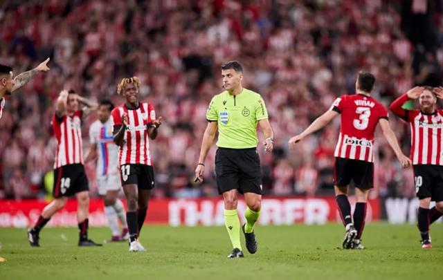 c7娱乐官网-Var救场，被控行贿裁判的巴萨一往无前